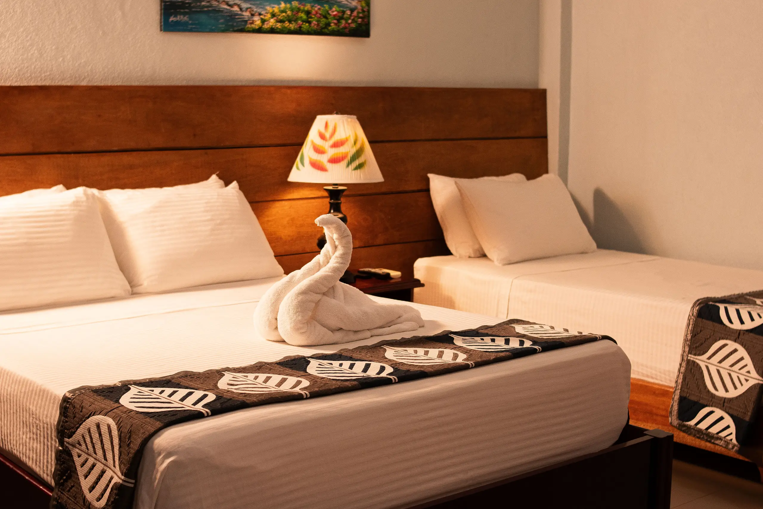 Habitación con dos camas del hotel La Fortuna Downtown, en el centro de Arenal Fortuna, Costa Rica
